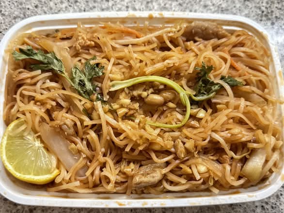 54. Beef Pad Thai 泰式米粉配牛肉